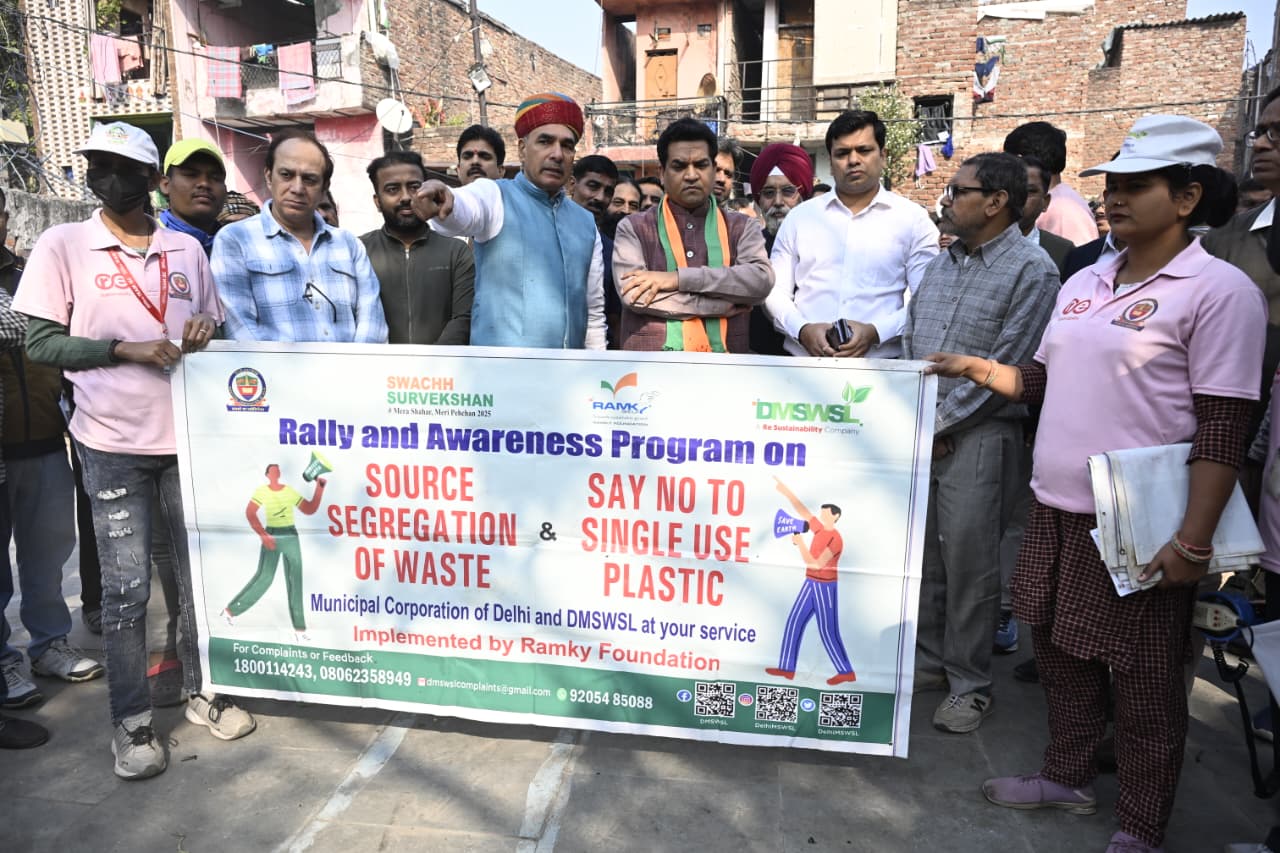 तिमारपुर में सोमवार को स्वच्छता रैली में मंत्री कपिल मिश्रा, विधायक सूर्य प्रकाश खत्री, मेयर राजा इकबाल सिंह