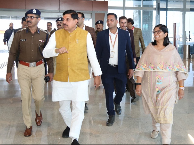 विमानतल पर मुख्यमंत्री डॉ. यादव का आत्मीय स्वागत