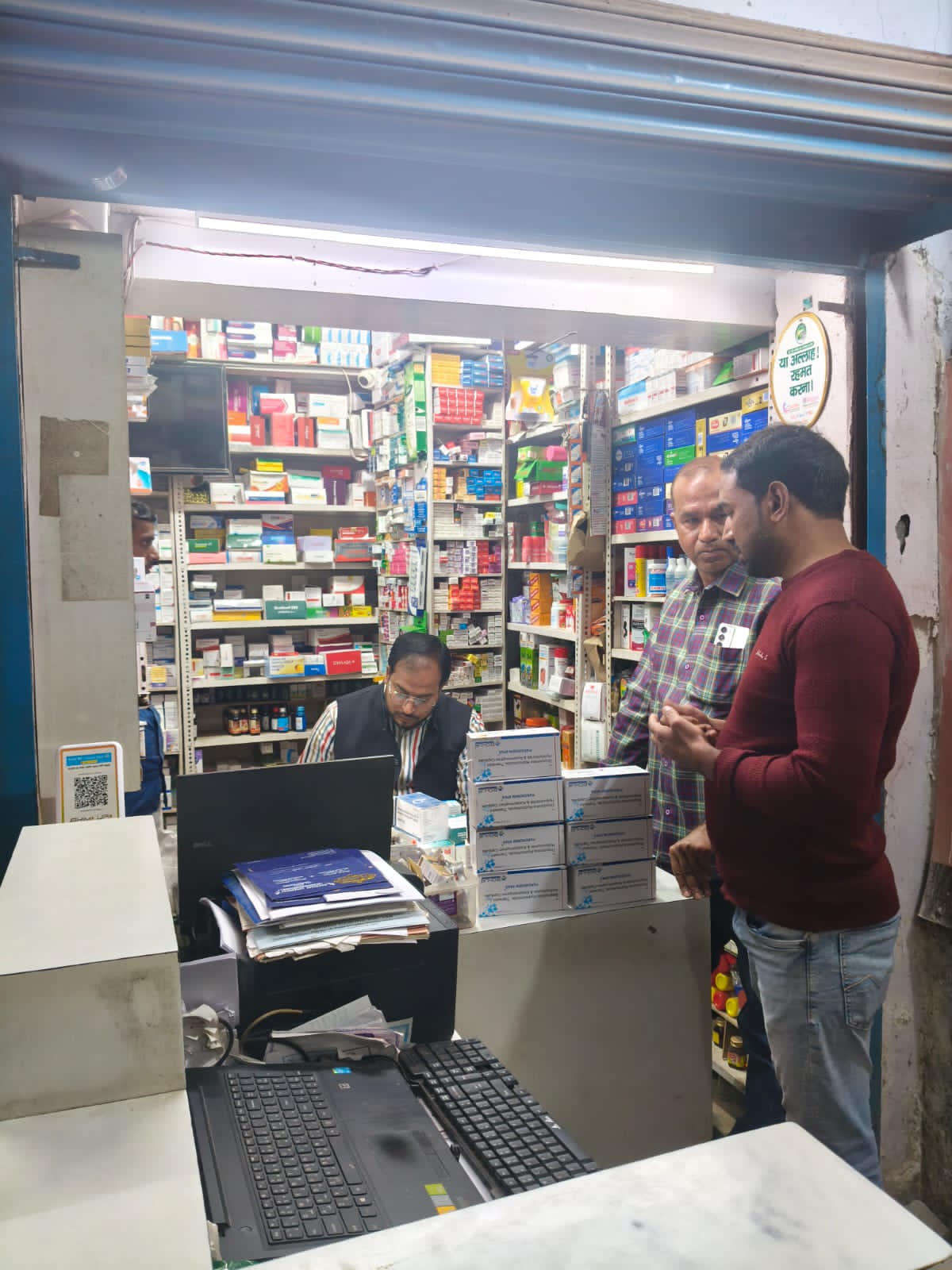 मेडिकल स्टोर की जांच पड़ताल करते हुए औषधि निरक्षक रजत कुमार पांडेय