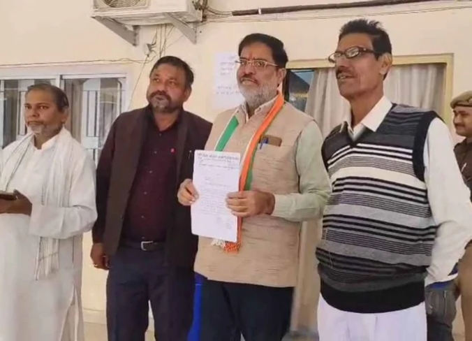 ज्ञापन देने पहुंचे कांग्रेसी