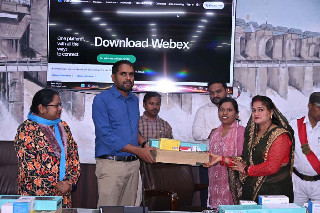 कार्यक्रम के तहत रास्पबेरी पीआई मिनी कंप्यूटर वितरित करते हुए कलेक्टर अबिनाश मिश्रा।