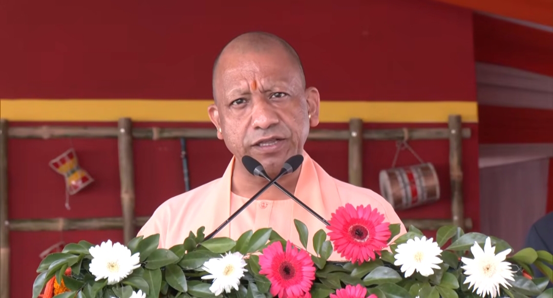 जनसुनवाई करते मुख्यमंत्री योगी