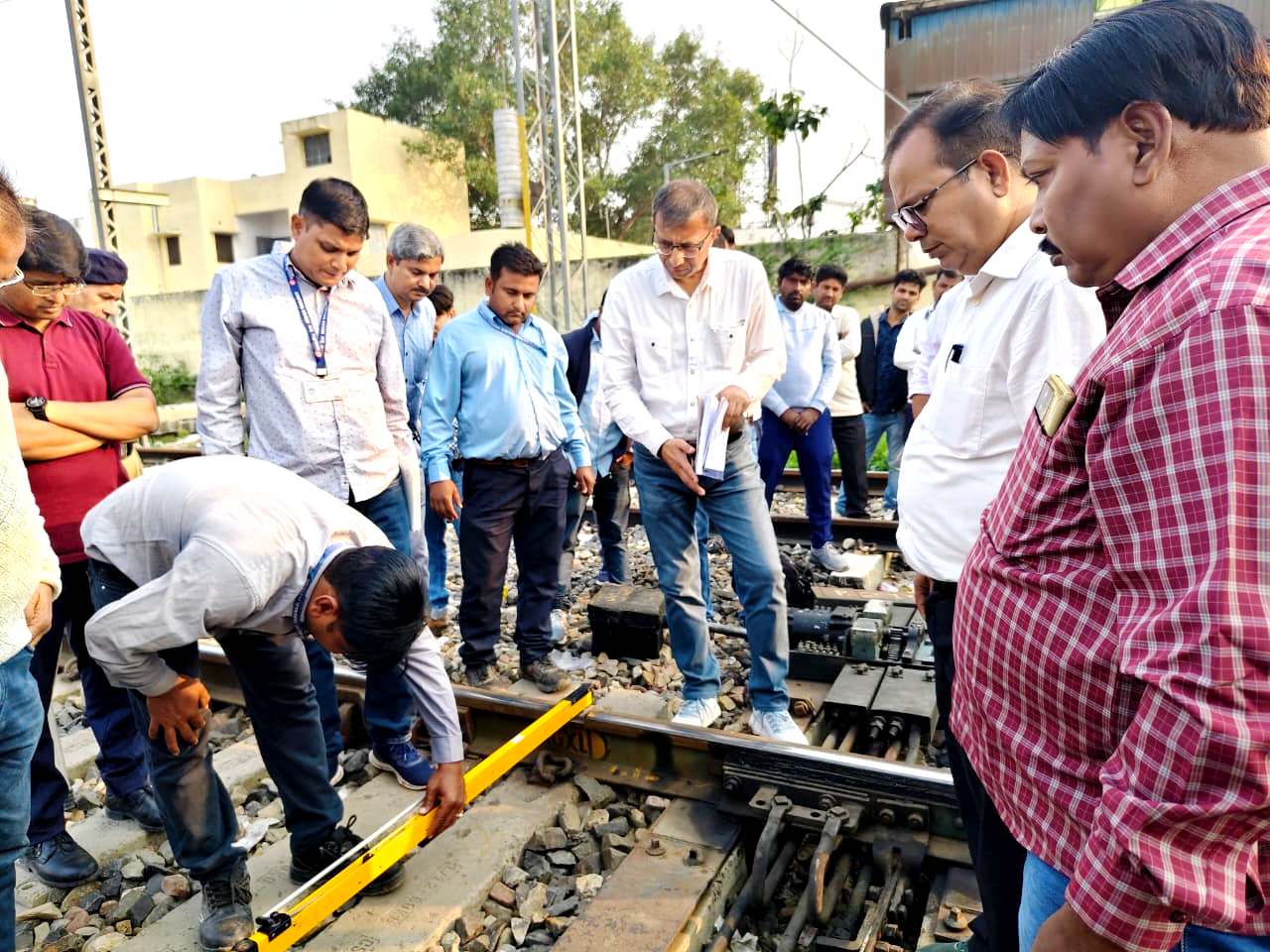 मंडल रेल प्रबंधक सतर्क,विण्डो ट्रेलिंग निरीक्षण सिटी-युसुफपुर रेलखण्ड का निरीक्षण करते हुए