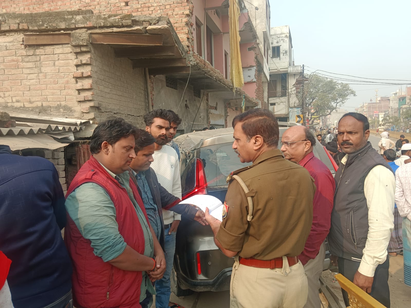 छानबीन करती पुलिस