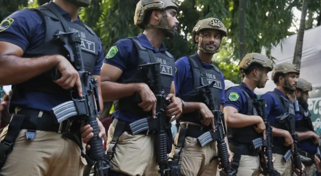 ढाका और आसपास के जिलों में अंतरिम सरकार ने पुलिस के अलावा बॉर्डर गार्ड बांग्लादेश और सेना को भी उतार दिया है। सचिवालय और न्यायाधिकरण क्षेत्र समेत प्रमुख सरकारी दफ्तरों में अतिरिक्त जांच नाका बनाए गए हैं। फोटो - ढाका ट्रिब्यून ढाका और आसपास के जिलों में अंतरिम सरकार ने पुलिस के अलावा बॉर्डर गार्ड बांग्लादेश और सेना को भी उतार दिया है। सचिवालय और न्यायाधिकरण क्षेत्र समेत प्रमुख सरकारी दफ्तरों में अतिरिक्त जांच नाका बनाए गए हैं। फोटो - ढाका ट्रिब्यून