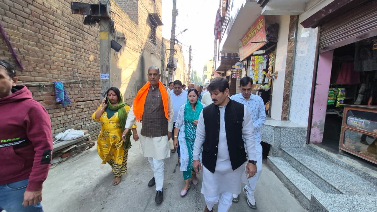 उपमहापौर जय भगवान यादव क्षेत्र का निरीक्षण करते हुए।