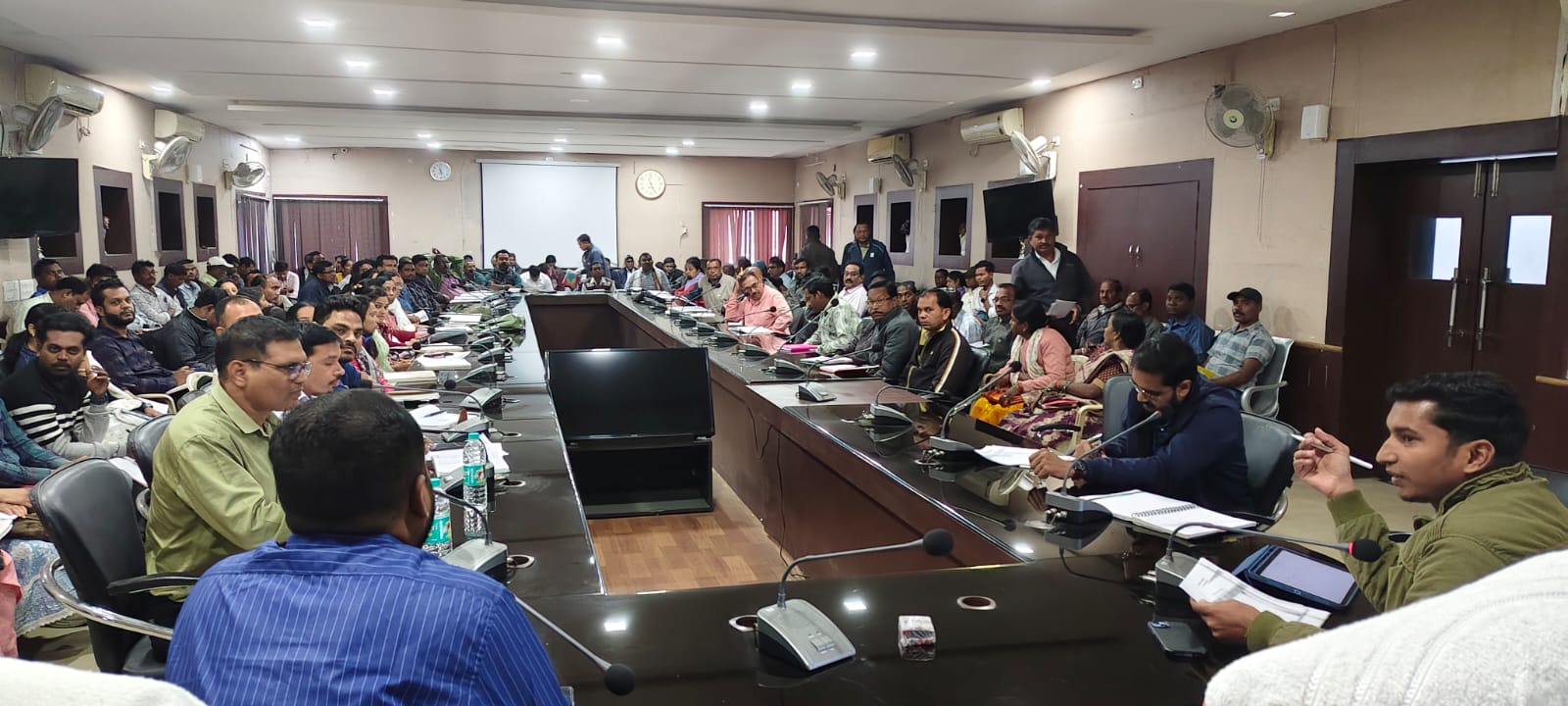 प्रधानमंत्री आवास योजना के तहत ग्रामीणों के आवास निर्माण में लाएं प्रगति – सीईओ