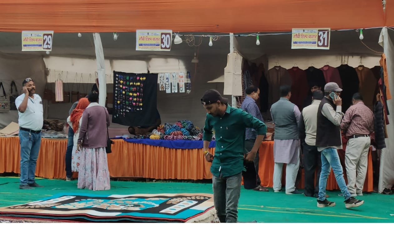 *शिल्प,कलाकृतियां,हस्तशिल्प,के अन्तर्गत गांधी शिल्प बाजार आयोजित*