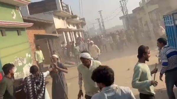 मोहनपुर में विवाद के दौरान एक-दूसरे पर पथराव करते दो पक्षों के लोग, मौके पर अफरा-तफरी का माहौल।