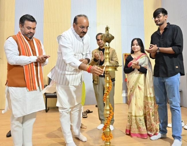 कार्यक्रम का शुभारम्भ करते मंत्री दिनेश प्रताप सिंह व एमएलसी अनूप गुप्ता