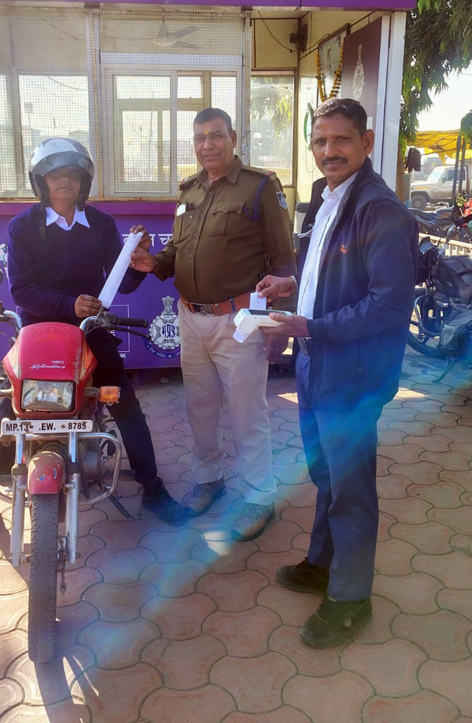 वीडियो वायरल होने पर होमगार्ड जवान का काटा चालान