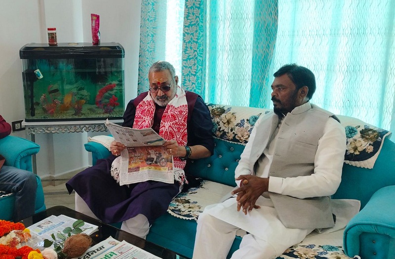 डिंडौरी में भाजपा विधायक ओमप्रकाश धुर्वे के आवास पर पहुंचे गिरिराज सिंह