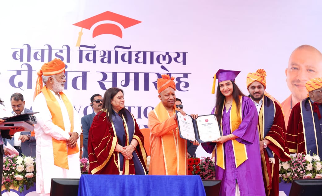 बीबीडी का दीक्षांत समारोह : सीएम योगी आदित्यनाथ ने विद्यार्थियों को दिया मेडल व डिग्री