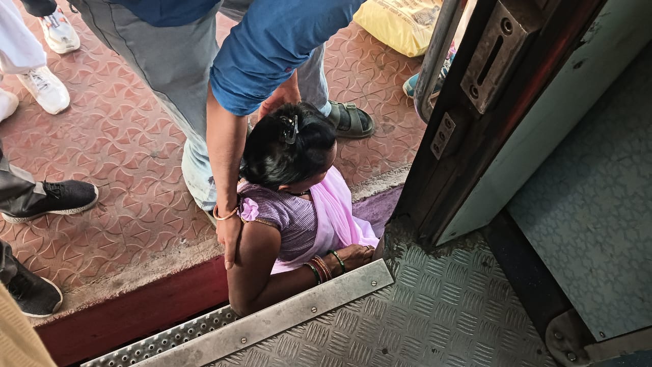 प्लेटफॉर्म और ट्रेन के बीच फंसी महिला काे निकलते लाेग