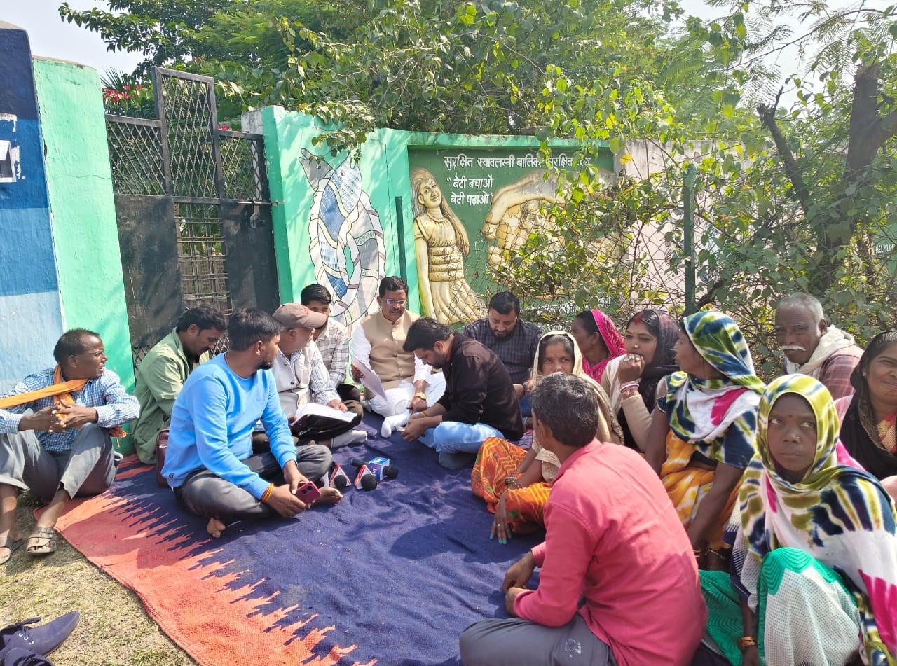 धरने पर  बैठे विधायक और कोल विकास प्राधिकरण अध्यक्ष