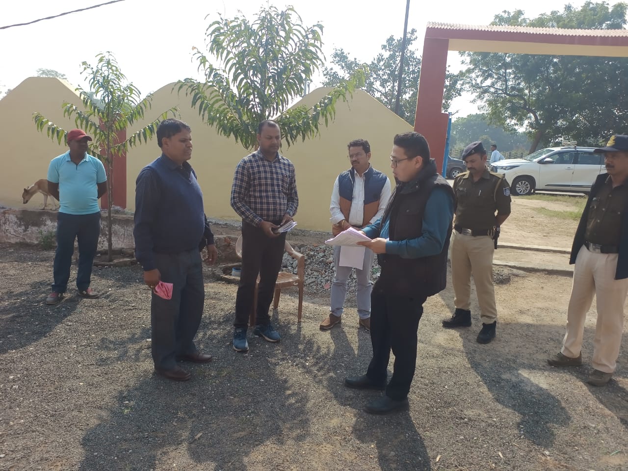 मतदान केन्द्र जमुड़ी में स्थल निरीक्षण करते कलेक्टर