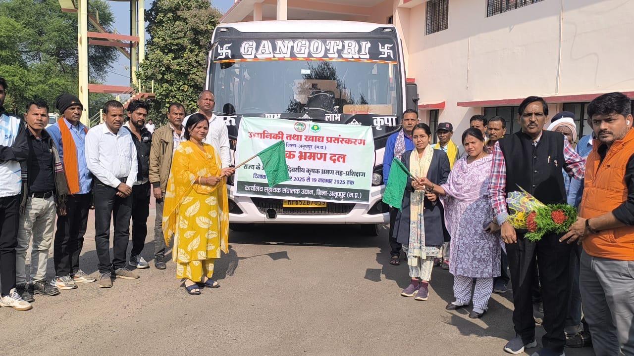 हरी झंडी दिखाकर रवाना करती जिला पंचायत अध्यक्ष, उपाध्यक्ष, सीईओ हरी झंडी दिखाकर रवाना करती जिला पंचायत अध्यक्ष, उपाध्यक्ष, सीईओ