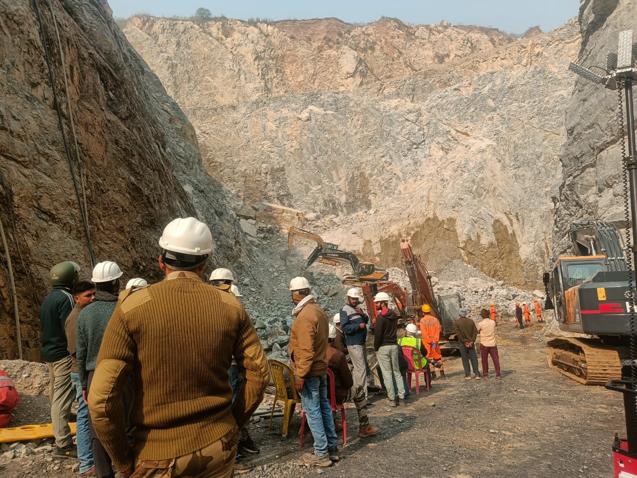 खदान जहां पर राहत कार्य में जुटे एनडीआरएफ एसडीआरएफ की टीम खदान जहां पर राहत कार्य में जुटे एनडीआरएफ एसडीआरएफ की टीम