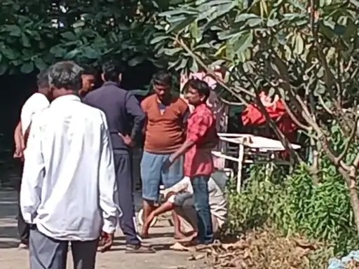 हॉस्पिटल के सामने खड़े अन्य लोग