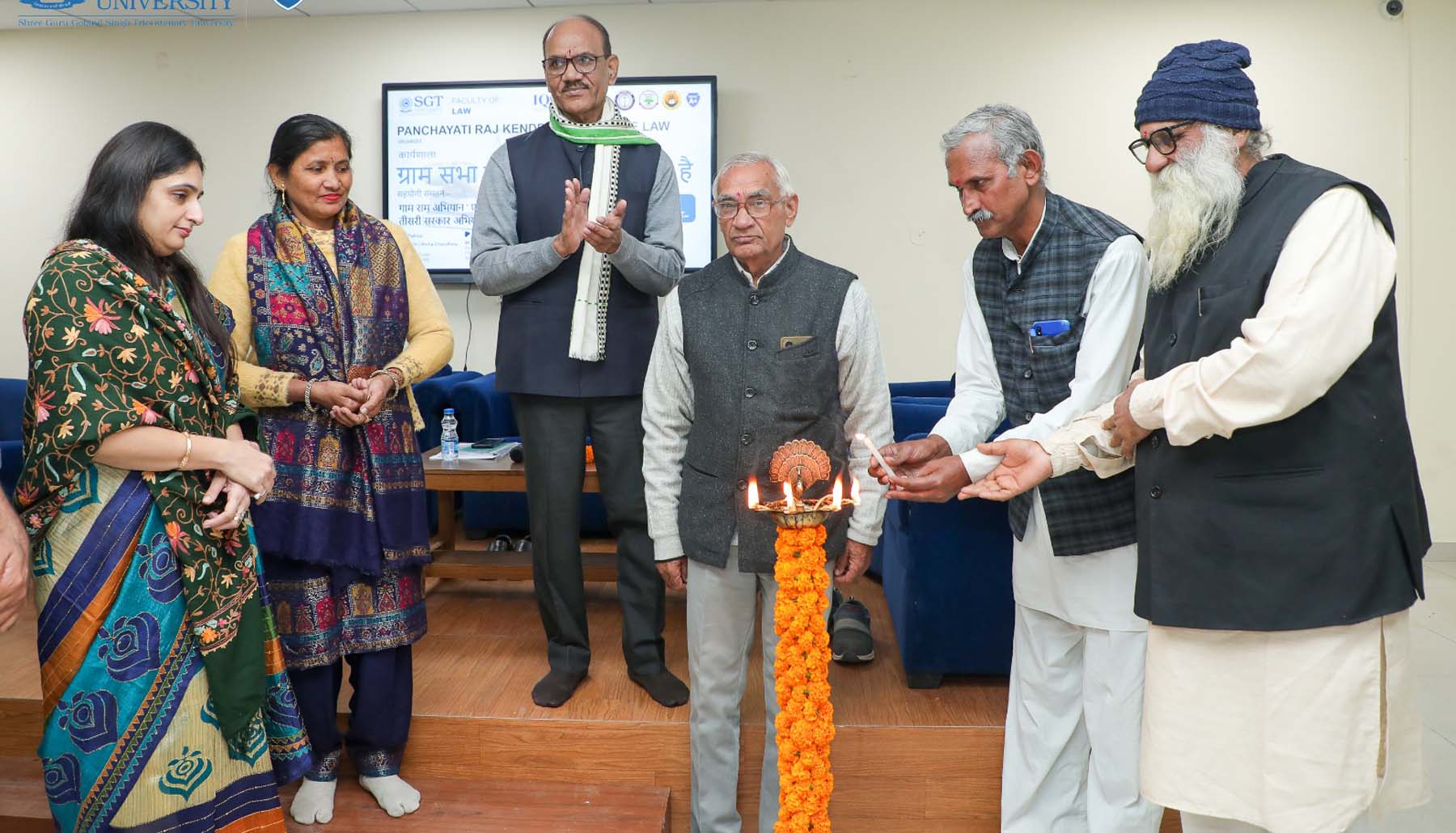 एसजीटी यूनिवर्सिटी में उदय ही अंताेदय विषय पर कार्यशाला का दीप प्रज्जवलित कर शुभारंभ करते अतिथि।