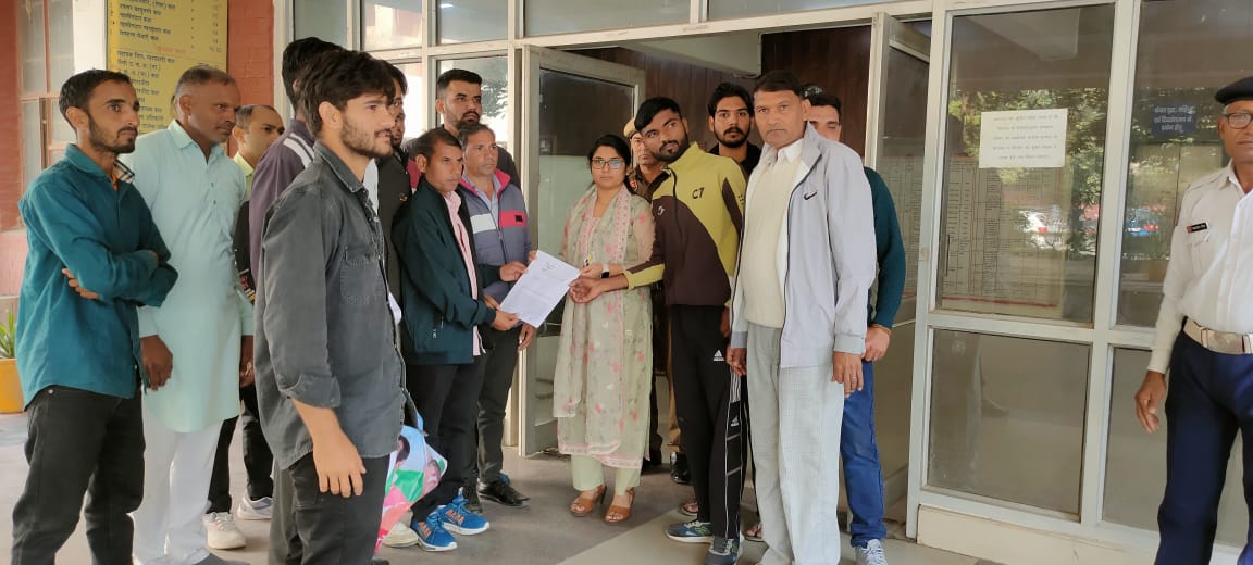 मांगों को लेकर सीटीएम को ज्ञापन सौंपते हुए वन मित्र।