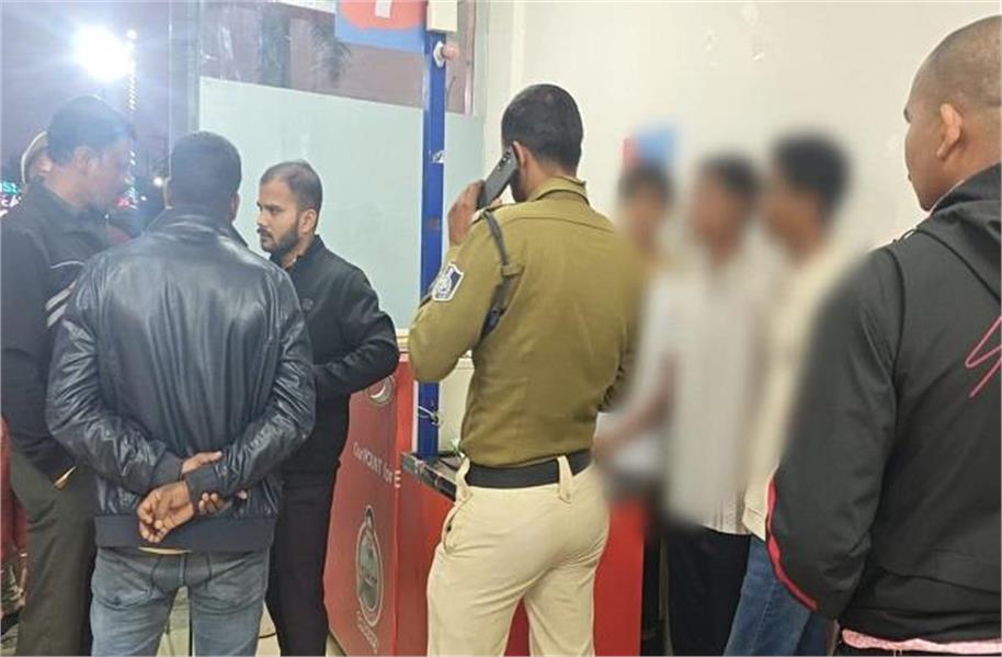 माॅल में पुलिस