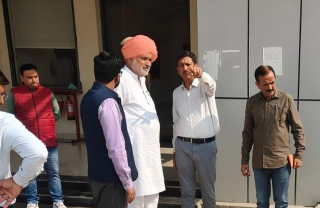 सोनीपत अंतर्राष्ट्रीय बागवानी मंडी पहुंचे कृषि मंत्री श्याम सिंह राणा अधिकारियों से बातचीत करते हुए। सोनीपत अंतर्राष्ट्रीय बागवानी मंडी पहुंचे कृषि मंत्री श्याम सिंह राणा अधिकारियों से बातचीत करते हुए।