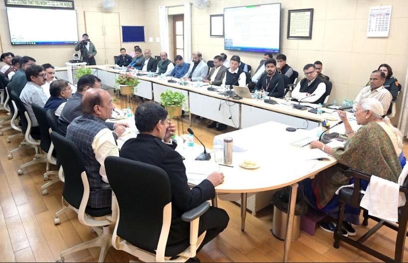 समीक्षा बैठक करती राज्यपाल आनंदीबेन पटेल