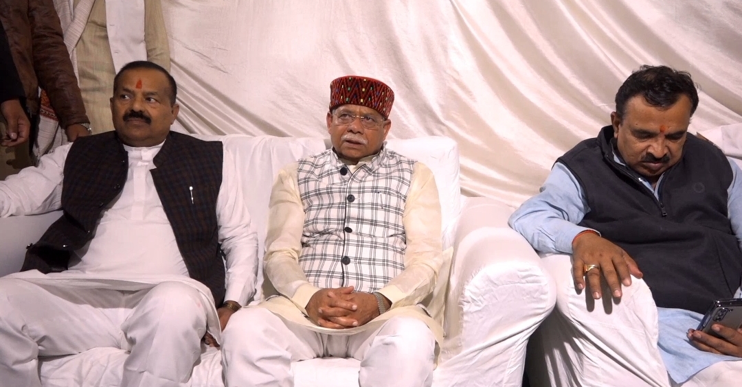 कार्यक्रम के दौरान हिमाचल प्रदेश के राज्यपाल शिव प्रताप शुक्ला (मध्य में) का छायाचित्र