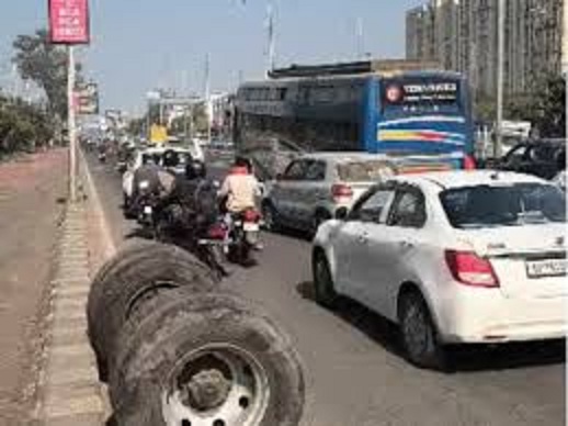 भोपाल में सड़क पर दौड़ रही बस के अचानक निकले पहिये