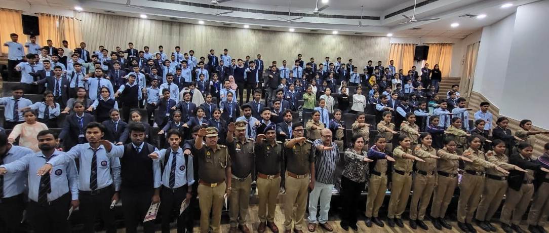 एसपी ट्रैफिक सुभाष चंद्र गंगवार की अध्यक्षता में आईएफटीएम विश्वविद्यालय में यातायात के नियमों का पालन करने हेतु शपथ दिलाई गई