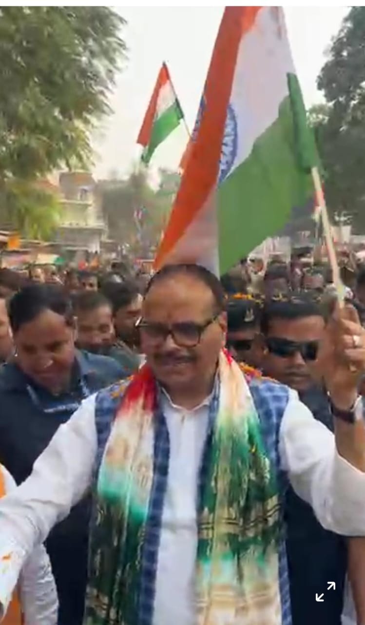 हरी झंडी दिखाते बृजेश पाठक