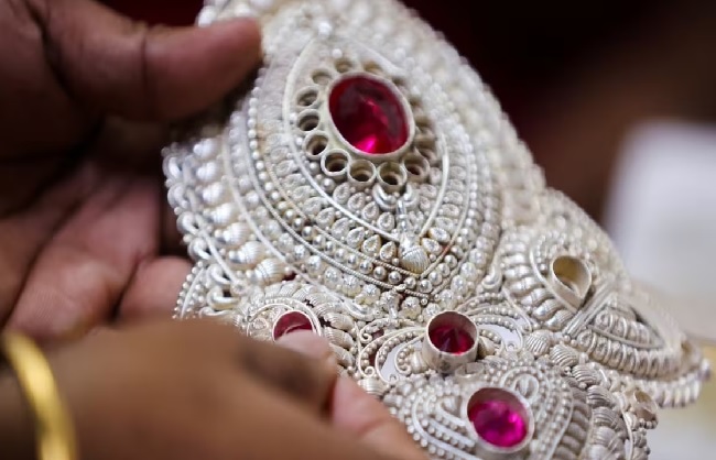 ‘प्लैटिनम’ आभूषणों का प्रतीकात्‍मक चित्र