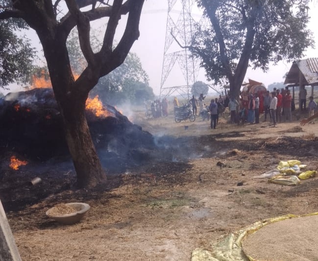 बेदऊर गांव में धान की खलिहान में लगी आग को बुझाते लोग