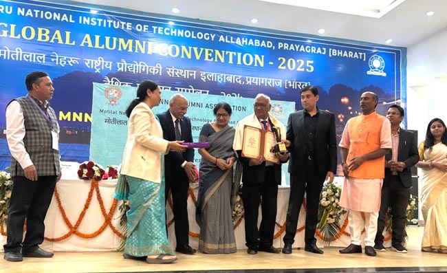 सम्मानित होते डॉ भरत राज सिंह