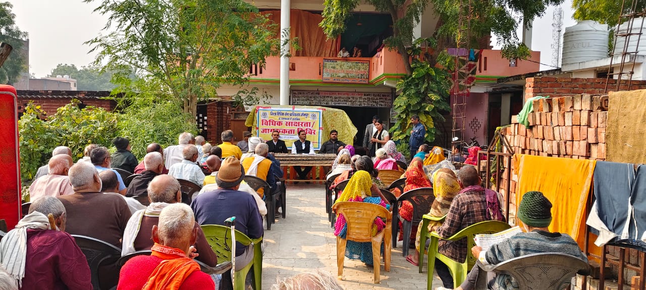 वृद्धा आश्रम में कैंप लगा कर जानकारी देते हुए जिला विधिक सेवा प्राधिकरण के लोग