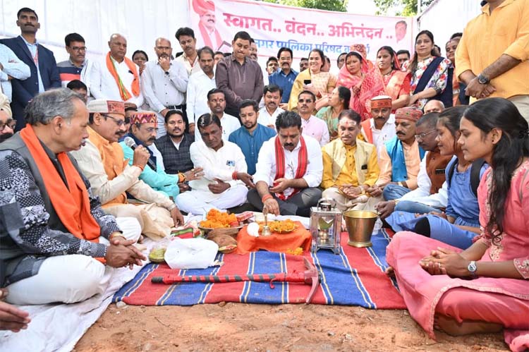 उपमुख्यमंत्री शर्मा नालन्दा लाइब्रेरी का भूमिपूजन करते हुए