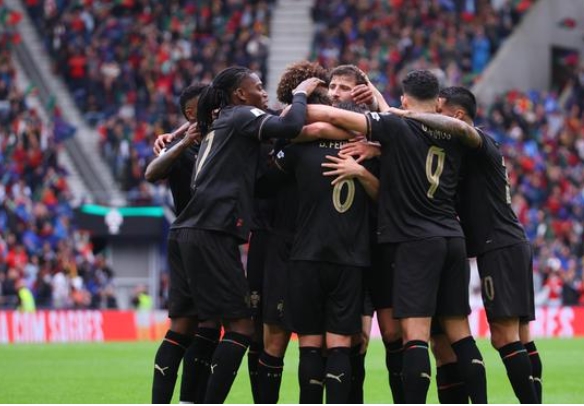 फीफा विश्व कप 2026 के लिए क्वालीफाई करने के बाद जश्न मनाती पुर्तगाली टीम फीफा विश्व कप 2026 के लिए क्वालीफाई करने के बाद जश्न मनाती पुर्तगाली टीम