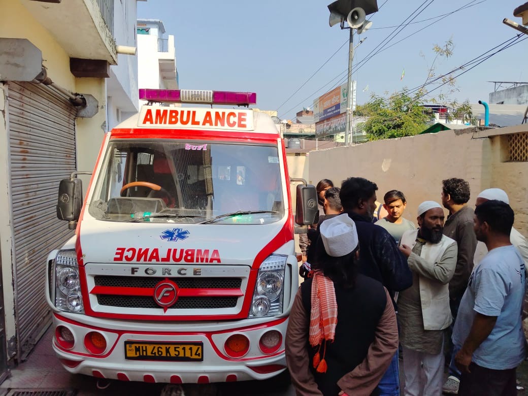 लड़की के शव के साथ परिजन और पुलिस कैंट थाना परिसर में तनावपूर्ण स्थिति को संभालते हुए। लड़की के शव के साथ परिजन और पुलिस कैंट थाना परिसर में तनावपूर्ण स्थिति को संभालते हुए।