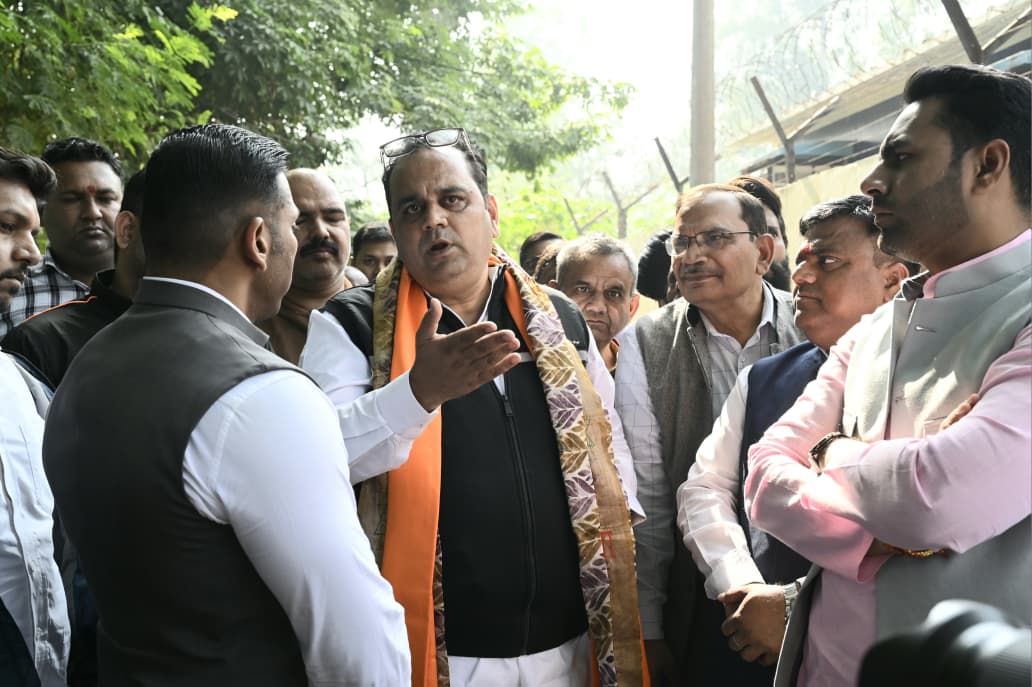 त्रिलोकपुरी विधानसभा क्षेत्र के न्यू अशोक नगर वार्ड में सफाई और स्वच्छता कार्यों का निरीक्षण करते दिल्ली के स्वास्थ्य एवं परिवहन मंत्री डॉ. पंकज कुमार सिंह