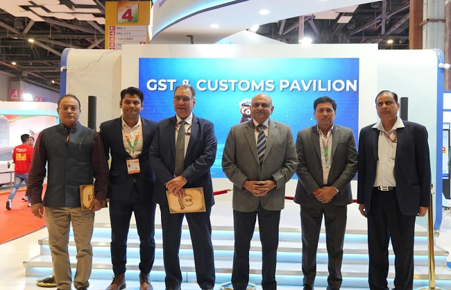 संवाददाताओं से बातचीत करते सीबीडीटी के अध्यक्ष रवि अग्रवाल