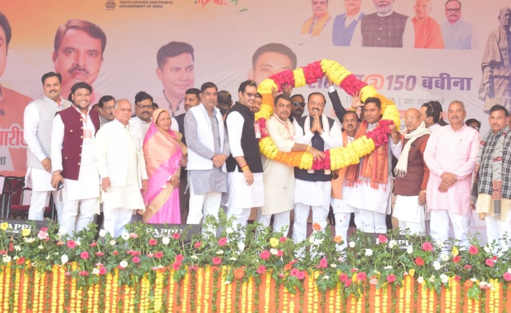 मंच पर उपमुख्यमंत्री केशव प्रसाद का स्वागत करते भाजपा पदाधिकारी