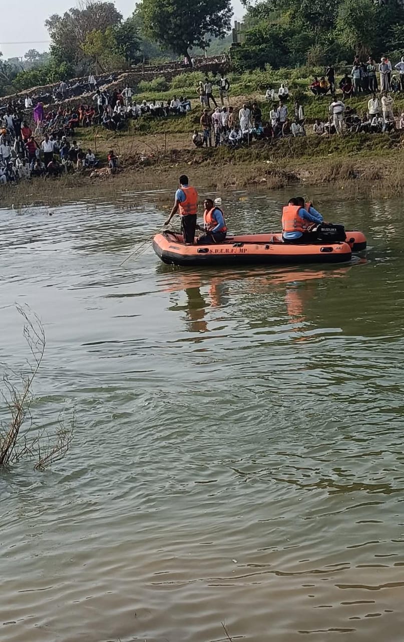 युवकों को तलाशता एसडीआरएफ का दल