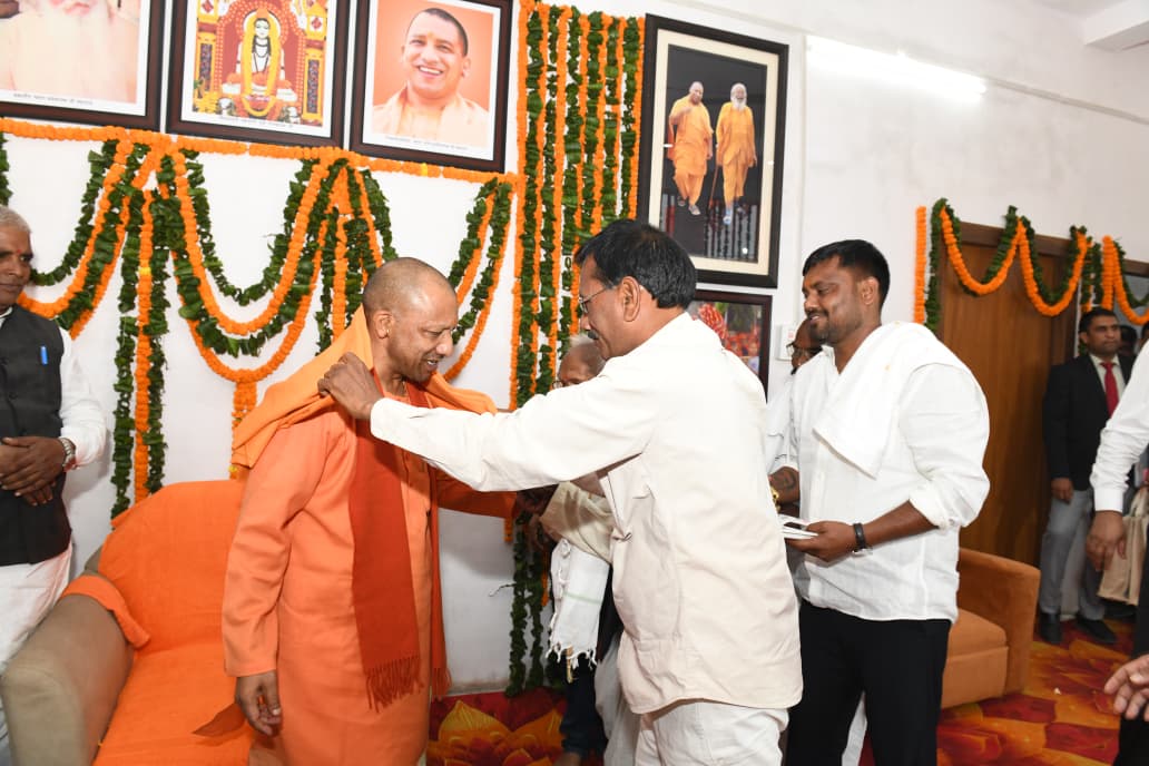 दीपक सिंह के घर मांगलिक कार्यक्रम में पहुंचे सीएम, बहन को दिया आशीर्वाद*