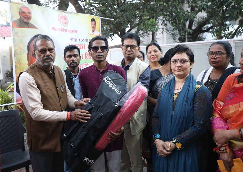 मंत्री कुशवाह ने 20 ब्लाइंड खिलाड़ियों को प्रदान की क्रिकेट किट