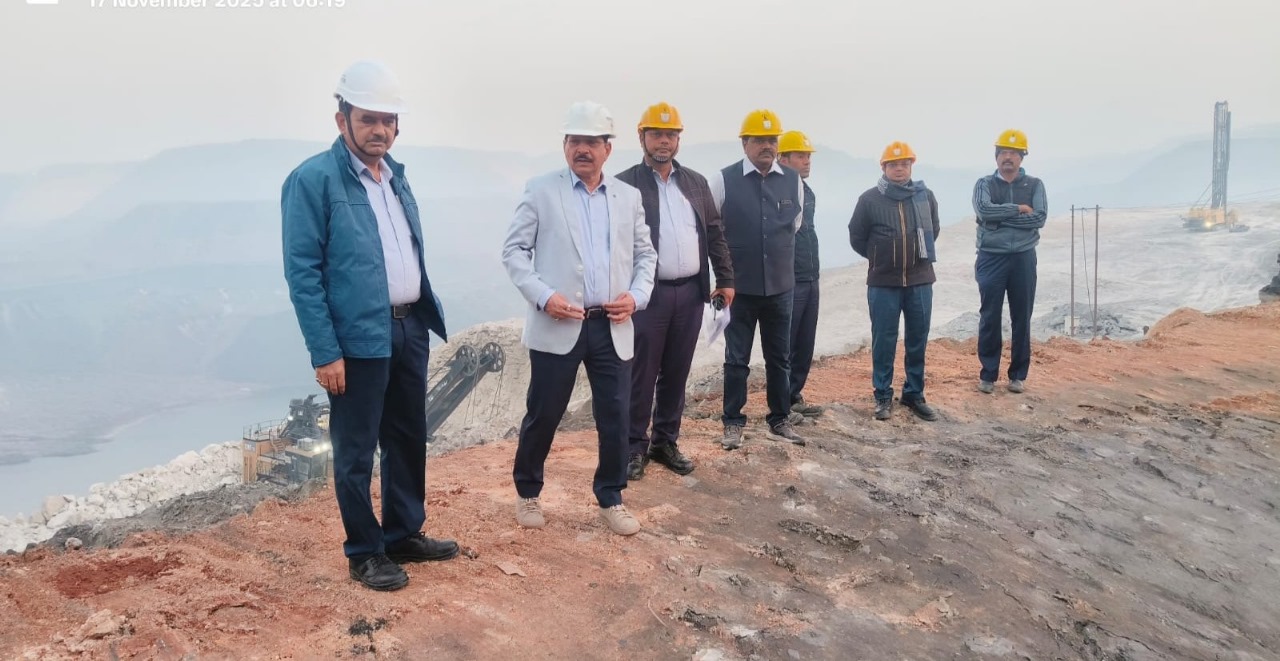 कोरबा : सीएमडी हरीश दुहन तड़के पहुंचे गेवरा खदान, उत्पादन और ओबी गतिविधियों की की गहन समीक्षा