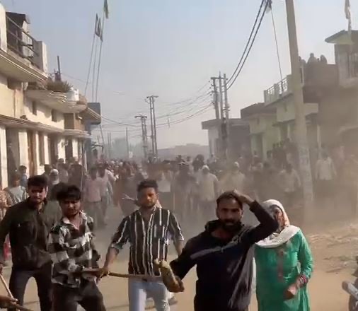 मोहनपुर में विवाद के दौरान एक-दूसरे पर पथराव करते दो पक्षों के लोग, मौके पर अफरा-तफरी का माहौल।