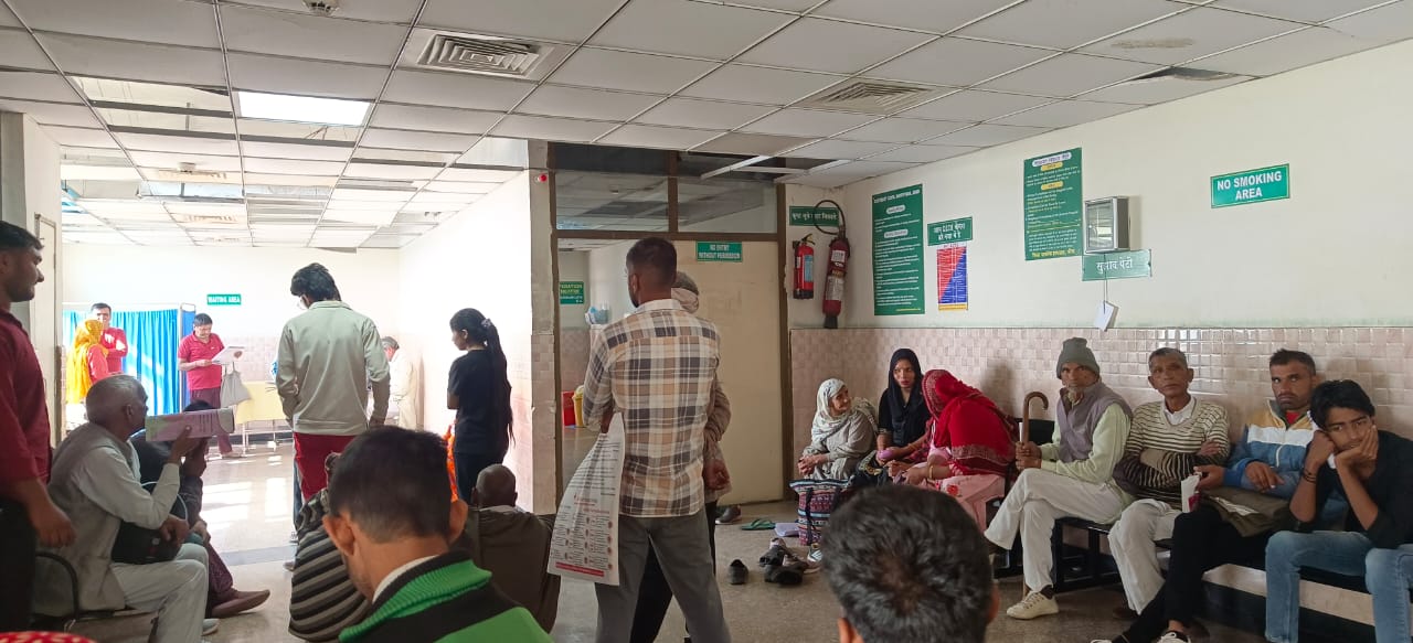 आप्रेशन थिएटर के आगे मौजूद लोग।