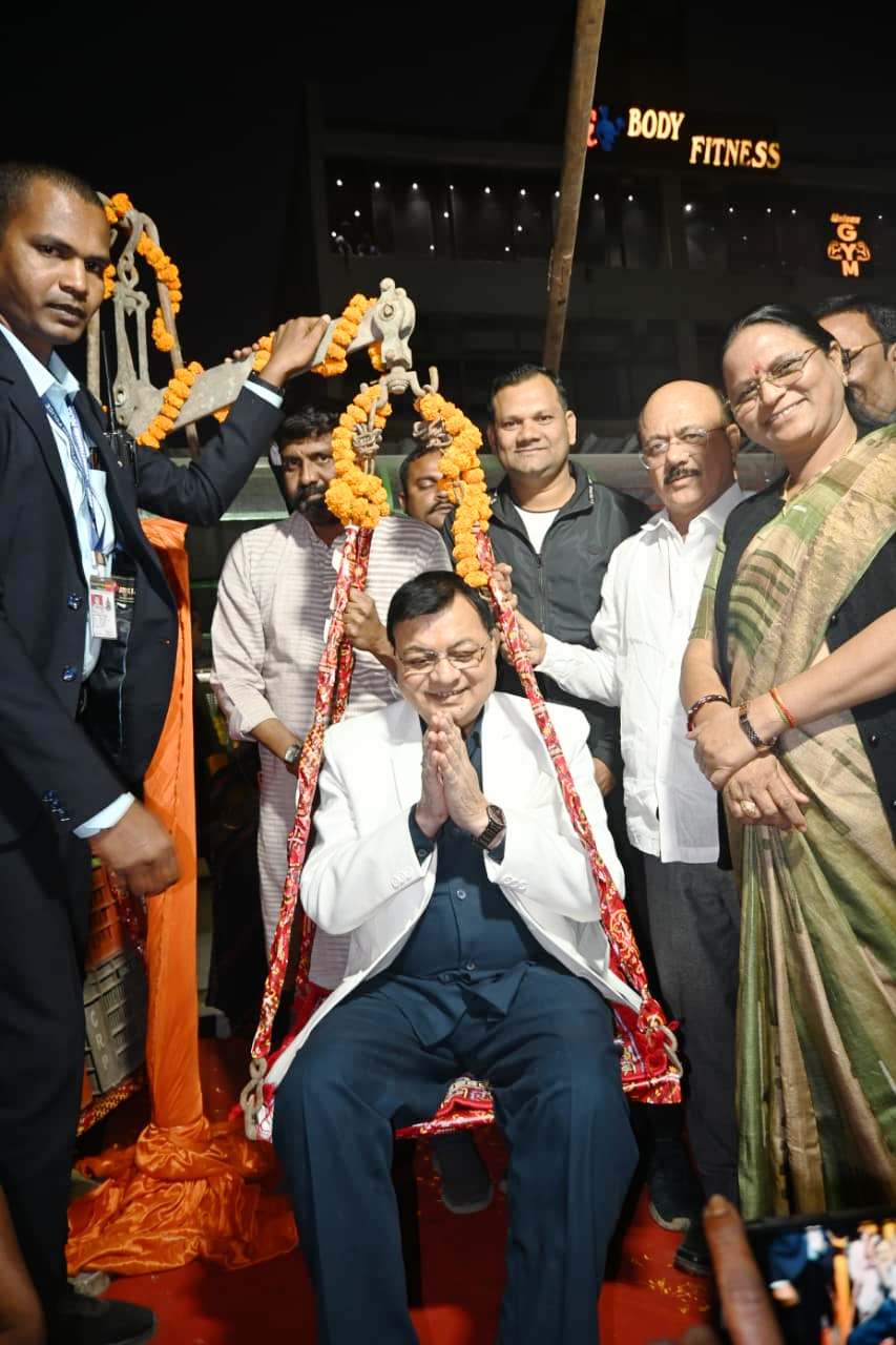 कोसाबाड़ी वेंडिंग जोन का लोकार्पण, सब्जी–फल विक्रेताओं ने मंत्री और महापौर को सब्जी–फलों से तौला