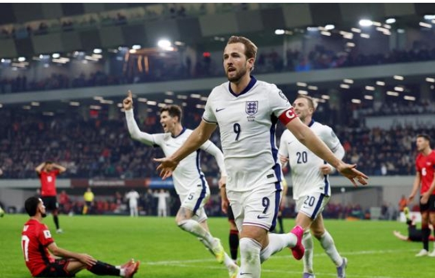 इंग्लैंड कप्तान हैरी केन गोल करने की खुशी मनाते हुए